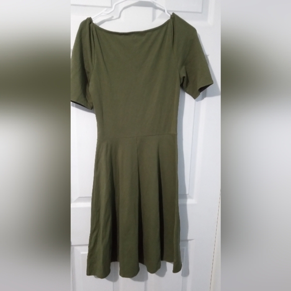 Dorothy Perkins Green Fit and Flare Midi Dress with Puff Sleeves - Picture 3 of 3